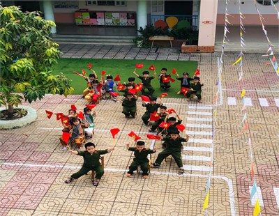 Hoạt động: trèo lên xuống thang