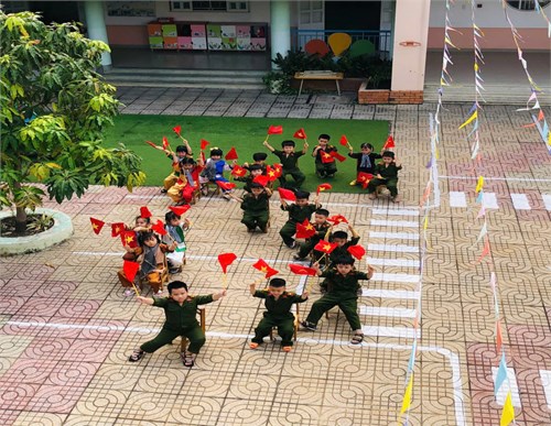 Hoạt động: trèo lên xuống thang