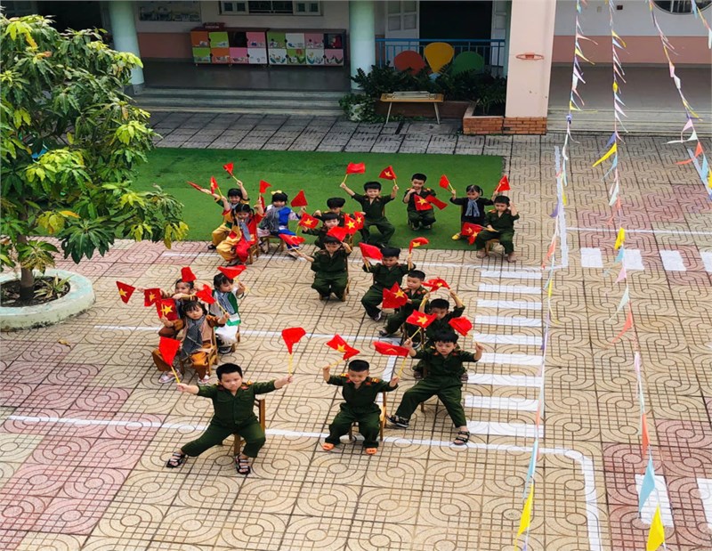 Hoạt động: trèo lên xuống thang
