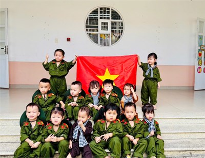 Hoạt động: bò chui qua ống, bắn súng