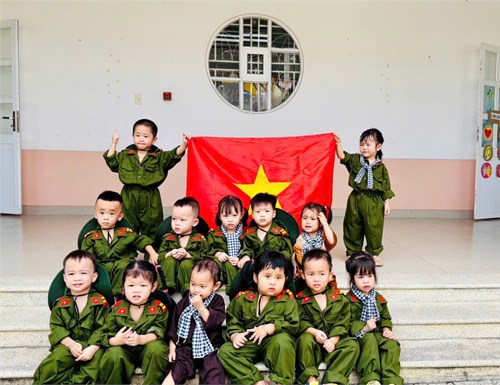 Hoạt động: bò chui qua ống, bắn súng