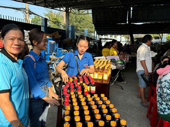 Chi đoàn Trường Mầm non Mai Vàng tham gia CHƯƠNG TRÌNH  SIÊU THỊ 0 ĐỒNG  tại Ủy ban Nhân dân phường Thạnh Xuân.