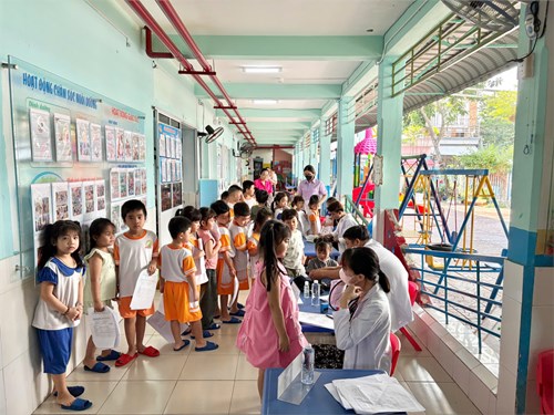Trường Mầm non Măng Non phối hợp với Trạm Y tế Phường Bình Trưng Tây tổ chức khám sức khỏe định kỳ  cho trẻ