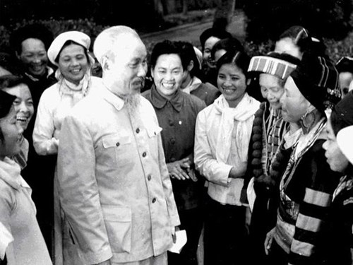 Mẫu chuyện về Bác: Bài học về sự đoàn kết  BÁC HỒ VỚI CHIẾN SĨ NGƯỜI DÂN TỘC 