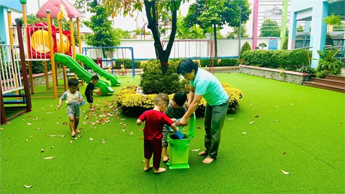Hoạt động  Bé nhặt lá cây  nhóm 25-36 tháng 2
