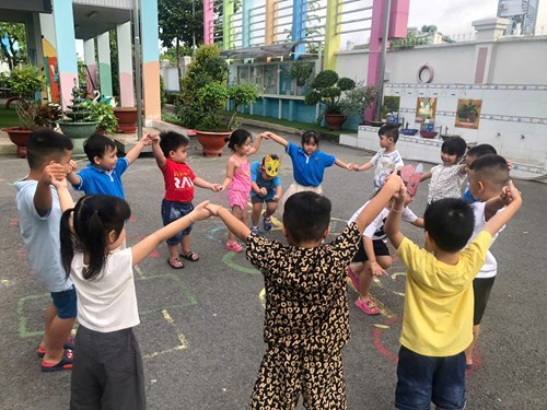 Hoạt động vui chơi ngoài trời của các bé 4-5 tuổi (Lớp Sơn Ca 3)