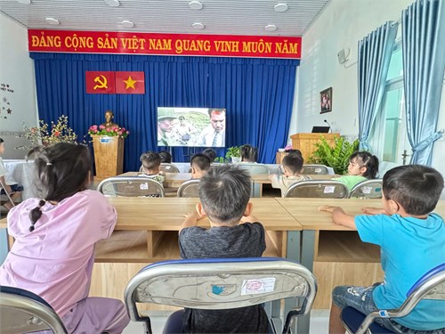 Các bé lớp Mầm tham gia xem phim, hình ảnh về Chiến thắng lịch sử 30/4/1975