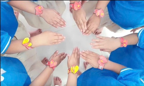 Các bé lớp Mầm 1 tham gia hoạt động  Chiếc vòng tay xinh  Chào mừng 50 năm Chiến dịch mùa xuân năm 1975