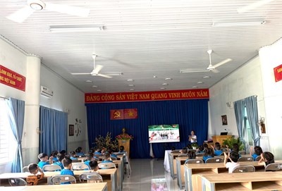 Hoạt động xem phim tư liệu   Đoàn quân giải phóng  lớp Chồi 2