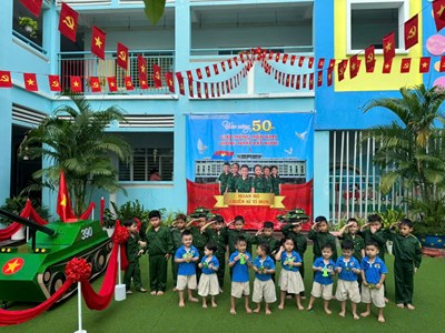 Hoạt động Bé tập làm Chú bộ đội - Các bé khối Chồi, Lá