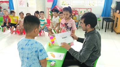 Hoạt động học năng khiếu: Làm quen Tiếng Anh của các bé 4-5 tuổi