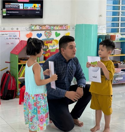 Hoạt động học năng khiếu: Làm quen Tiếng Anh của các bé 5-6 tuổi