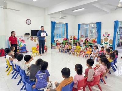 Hoạt động học năng khiếu: Làm quen Tiếng Anh của các bé 3-4 tuổi