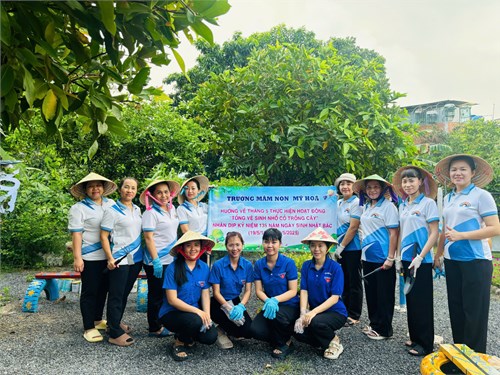 Trông cây dọn dẹp khuôn viên vườn cây của trường nhân dịp kỷ niệm 135 ngày sinh của Chủ tịch Hồ Chí Minh