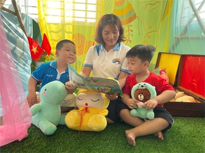 Đọc sách cùng cô.
