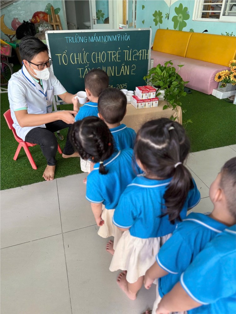 Trường tổ chức tẩy giun lần 2 cho bé từ 24 tháng ngày 15/5/2025