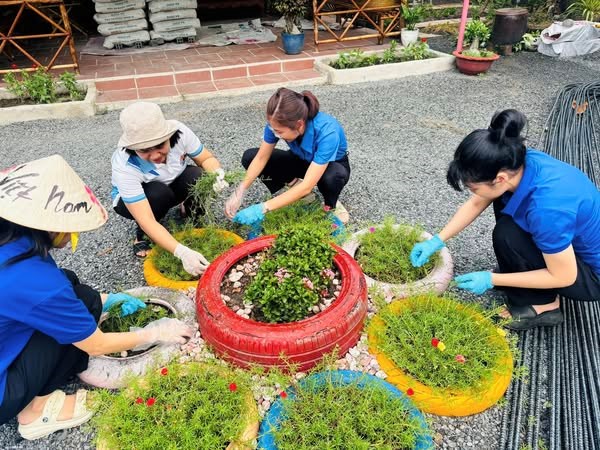 Chi đoàn Trường Mầm non Mỹ Hòa tổ chức hoạt động ra quân dọn vệ sinh làm sạch khu thiên nhiên của trẻ - Hưởng ứng Ngày Chủ Nhật Xanh lần thứ 157 năm 2025