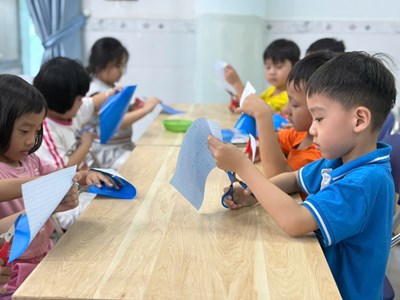 Lớp học giả định: Ôn tập kĩ năng cầm kéo và cắt của các bé 5-6 tuổi - Lớp Vành Khuyên 1
