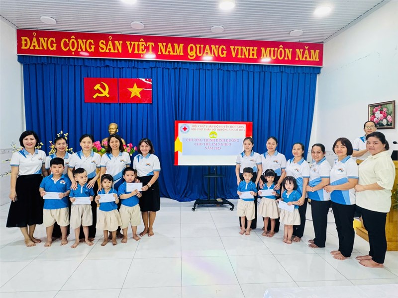 Thực hiện Kế hoạch số 90/KH-CTĐ của Hội Chữ thập đỏ huyện Hóc Môn về triển khai Chương Trình “Dinh dưỡng cho trẻ em nghèo, khuyết tật” Trường mầm non Mỹ Hòa đã vận động CB, GV 7 xuất học bổng trao cho 7 trẻ em khó khăn trong nhà trường.