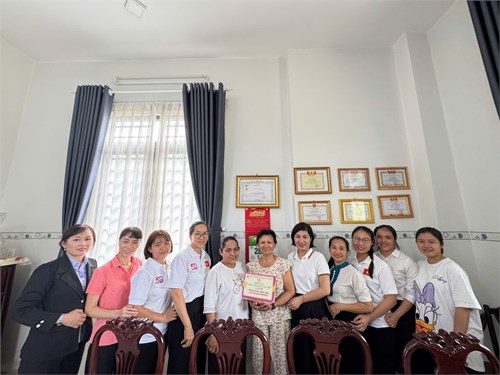 Thực hiện “Tháng nhân đạo” năm 2025 với Chủ đề “Hành trình nhân đạo – Lan tỏa yêu thương” Trường mầm non Mỹ hòa đã tới thăm hỏi 1 gia đình Mẹ Việt Nam Anh hùng và 1 hoàn cảnh gia đình chính sách tại địa bàn xã Tân Xuân.
