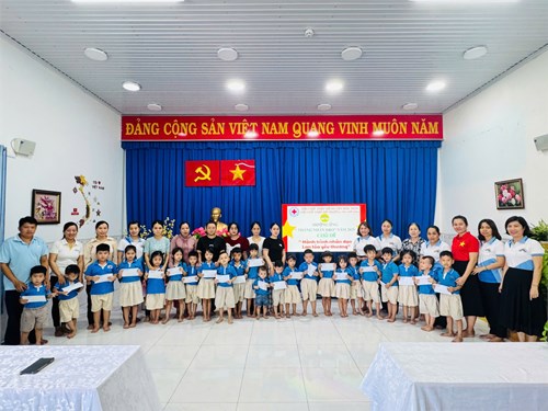 Thực hiện “Tháng nhân đạo” năm 2025 với Chủ đề “Hành trình nhân đạo – Lan tỏa yêu thương” Trường mầm non Mỹ Hòa đã trao 18 phần quà cho các đối tượng khó khăn của trường.