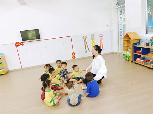 Trường Mầm non Ngọc Lan triển khai chuyên đề cấp Huyện với nội dung: “Tổ chức hoạt động giáo dục âm nhạc cho trẻ nhà trẻ”.
