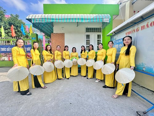 Trường mầm non ngọc lan hưởng ứng lễ hội áo dài và chào mừng kỷ niệm 50 năm ngày giải phóng miền nam, thống nhất đất nước (30/4/1975 - 30/4/2025)