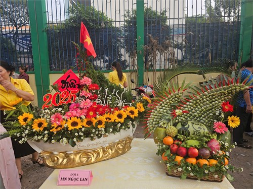 Tham gia thi cắm hoa và chưng mâm ngũ quả ngày tết
