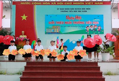 Hoạt động trải nghiệm  Tham quan trường tiểu học  của các bé lớp Lá trường Mầm non Nhị Xuân