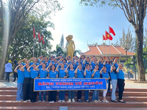 Chi bộ trường mầm non phạm ngũ lão về nguồn thăm quê hương đất đỏ