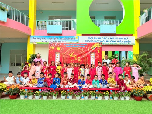 Các bé lớp Lá 1 Trường MN Phú Hòa tham gia mừng Xuân Ất Tỵ 2025