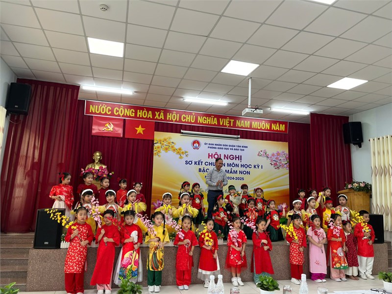 Các bé Trường MN Phú Hòa múa văn nghệ trong Hội nghị Sơ kết chuyên môn học kỳ I bậc học mầm non NH 2024 - 2025