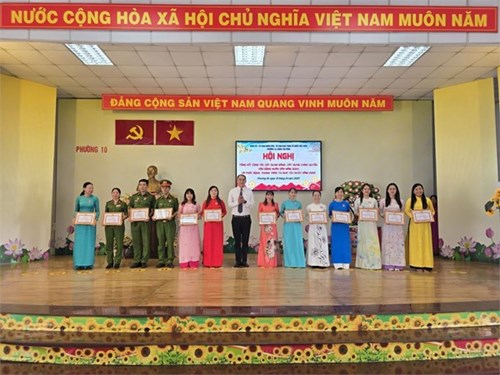 Đại diện cấp ủy Chi bộ trường Mầm non Phú Hòa tham dự Hội nghị tổng kết xây dựng Đảng, chính quyền, vận động nhân dân năm 2024;phát động phong trào thi đua yêu nước năm 2025; tri ân khen thưởng cá nhân tiêu biểu trong hoạt động khu phố, tổ đân phố do Đảng ủy, UBND Phường 10 tổ chức.