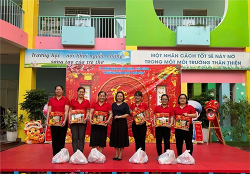 Công đoàn cơ sở Mầm non Phú Hòa chăm lo tết cho Cán bộ - giáo viên - công nhân viên nhân dịp tết nguyên đán Ất Tỵ 2025