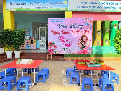 Trường MN Phú Hòa chuẩn bị cho các bé làm hoa 8.3