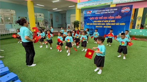 Trường MN Phú Hòa tổ chức Ngày hội thể dục đồng diễn Chào mừng kỷ niệm 50 năm ngày giải phóng miền Nam thống nhất đất nước (30/04/1975 - 30/04/2025)