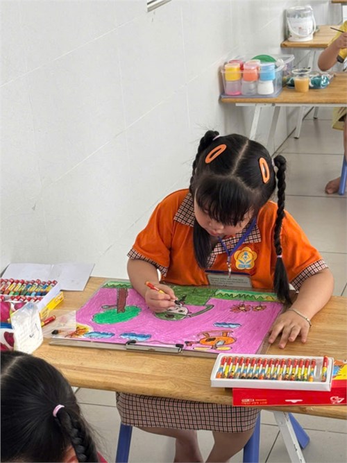 Các bé trường MN Phú Hòa  Bé vẽ sáng tạo cùng Bitex  cấp Quận