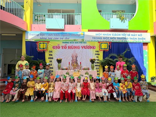 Các bé lớp Chồi 1 trường MN Phú Hòa tham gia Lễ Giỗ Quốc tổ Hùng Vương