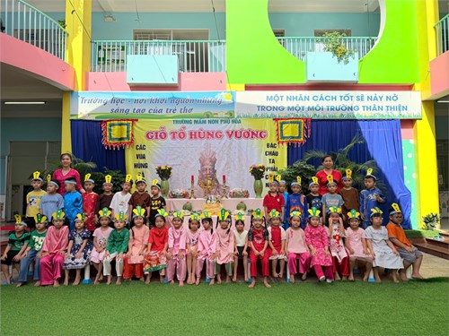 Các bé lớp Lá 1 trường MN Phú Hòa tham gia Lễ Giỗ Quốc tổ Hùng Vương
