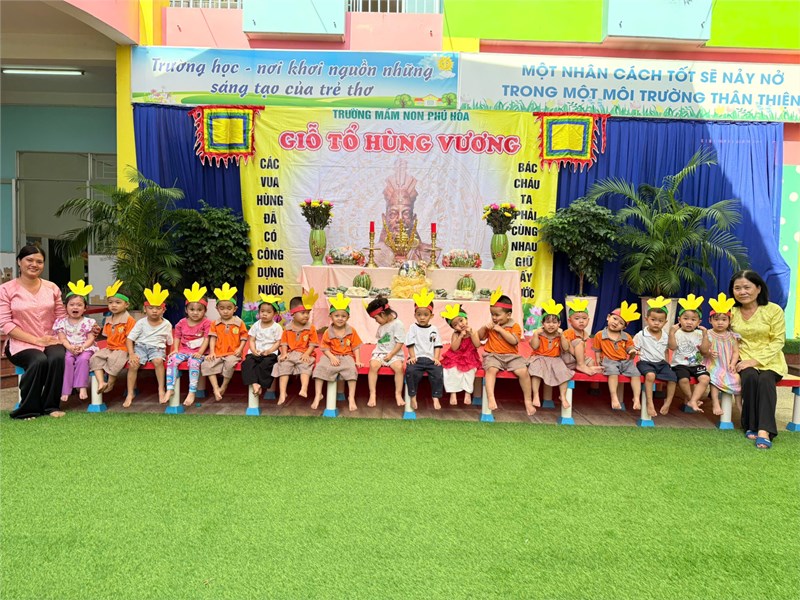 Các bé lớp Nhà trẻ 2 trường MN Phú Hòa tham gia Lễ Giỗ Quốc tổ Hùng Vương