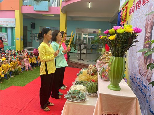 Các bé trường MN Phú Hòa cùng với các cô dâng hương trong ngày Lễ Giỗ Quốc tổ Hùng Vương