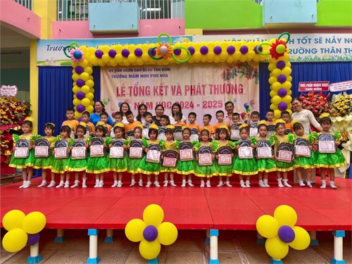 Các bé lớp Chồi 2 lãnh thưởng cuối năm học 2024-2025