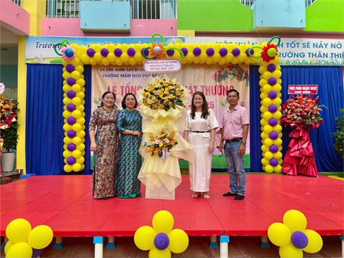 Ban đại diện cha mẹ học sinh tặng hoa cho trường