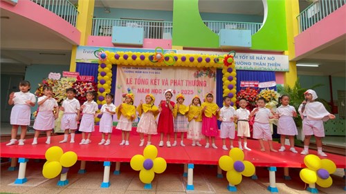 Các bé lớp Lá biểu diễn Anh văn