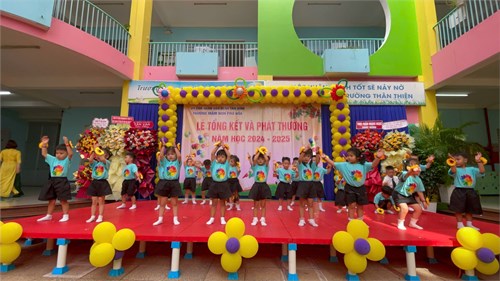 Các bé lớp Mầm 2  biểu diễn bài hát “Bé yêu biển”