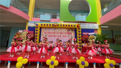 Các bé lớp Mầm 1 biểu diễn bài hát “Đi giữa trời rực rỡ - Cơn mưa hè”