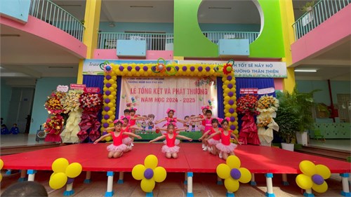 Các bé lớp Chồi biểu diễn nhịp điệu bài hát “Mẹ ơi tại sao”