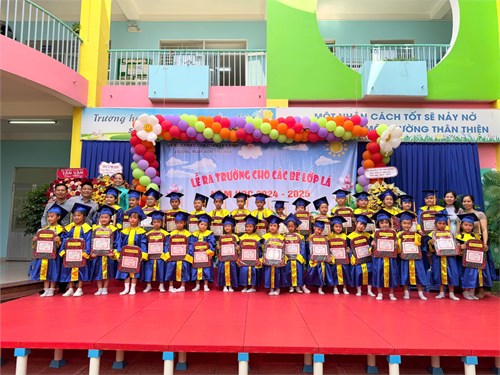 Trường MN Phú Hòa tổ chức lễ ra trường cho các bé lớp Lá