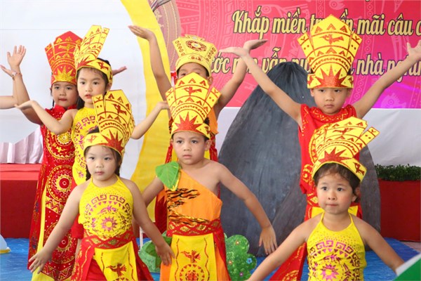 “Dù ai đi ngược về xuôi
Nhớ ngày giỗ Tổ mồng 10 tháng 3
Khắp miền truyền mãi câu ca
Nước non vẫn nước non nhà nghìn năm”