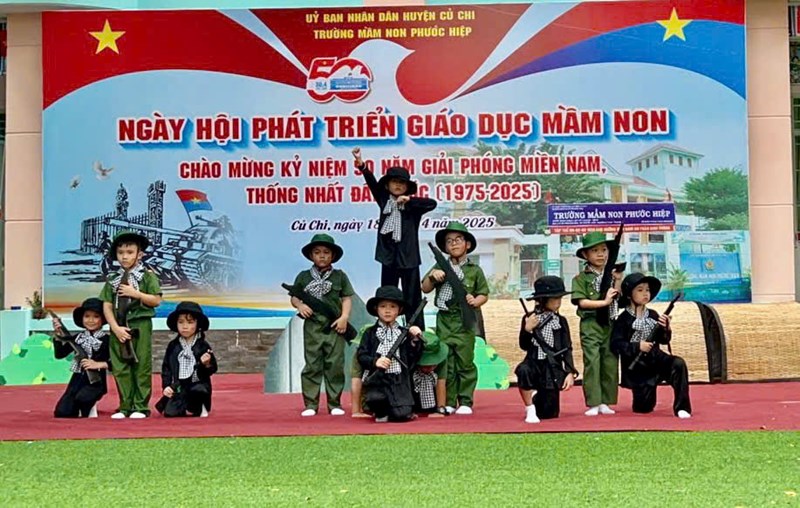 Hoà cùng cả nước chào mừng 50 năm ngày giải phóng miền Nam thống nhất đất nước của Trường Mầm non Phước Hiệp